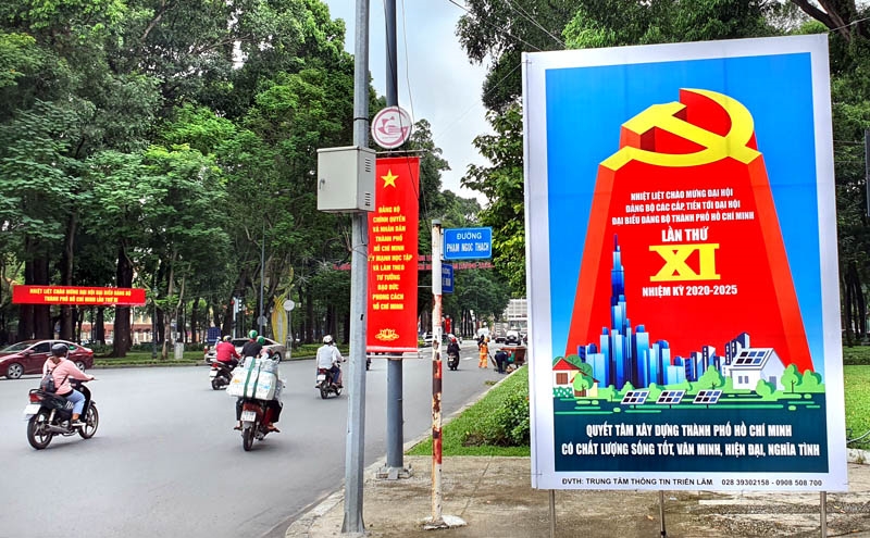 Tranh cổ động và biểu ngữ chào mừng Đại hội tại khu vực trung tâm thành phố.